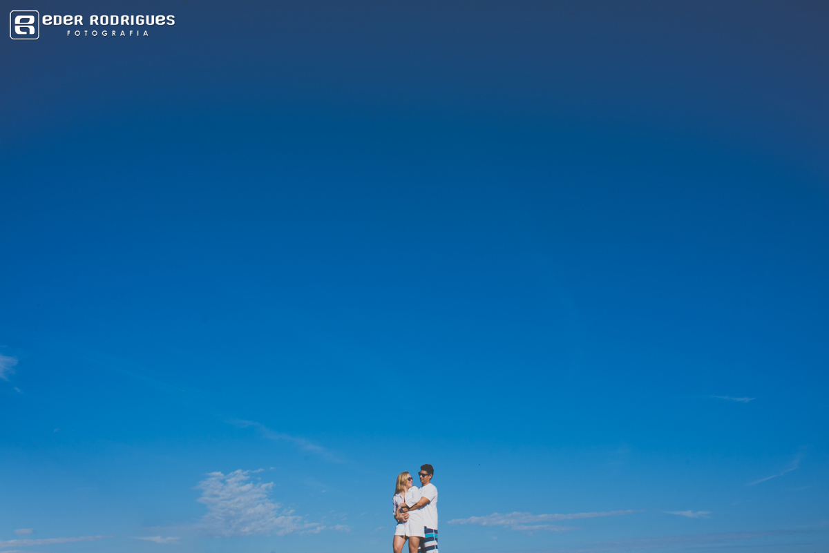 casal na praia se abraçando