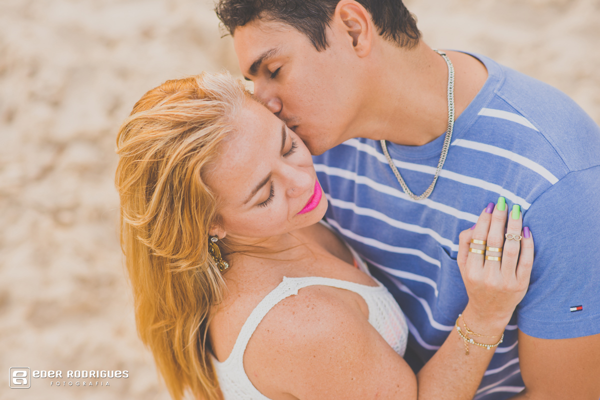 noivo beijando no rosto da noiva na prais de Paraty