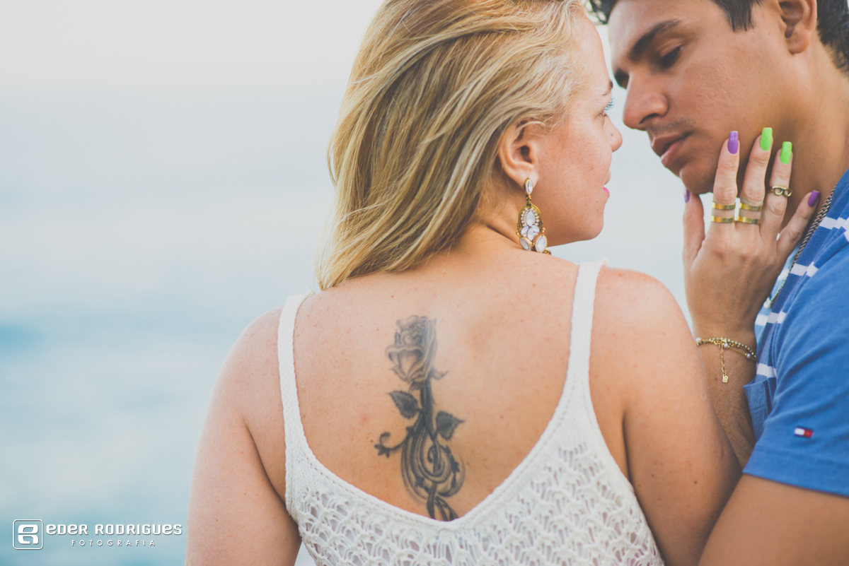 noiva com tatuagem olhando para o noivo