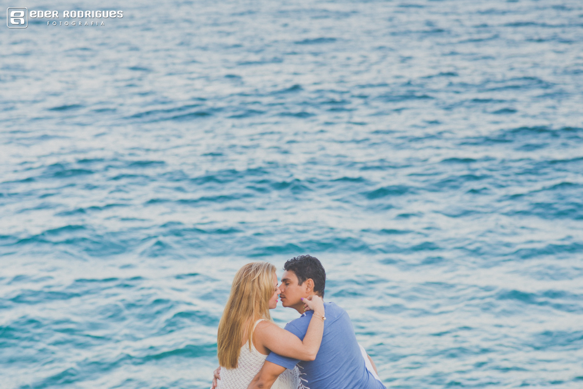 casal sentado se beijando