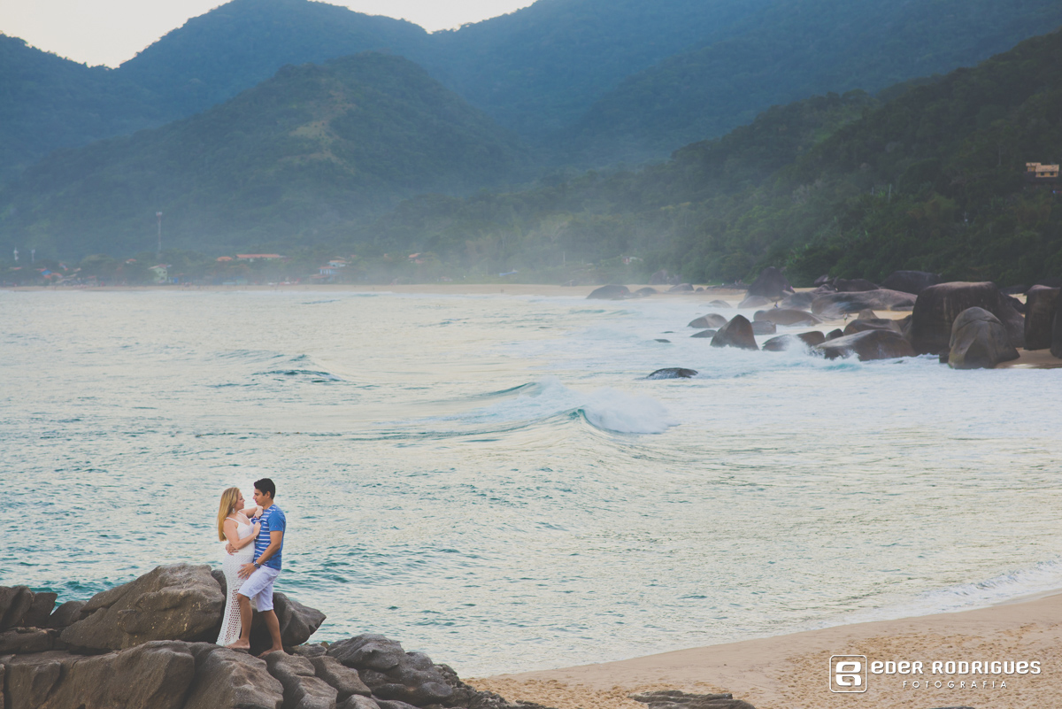casal em cima das pedras na praia em Paraty