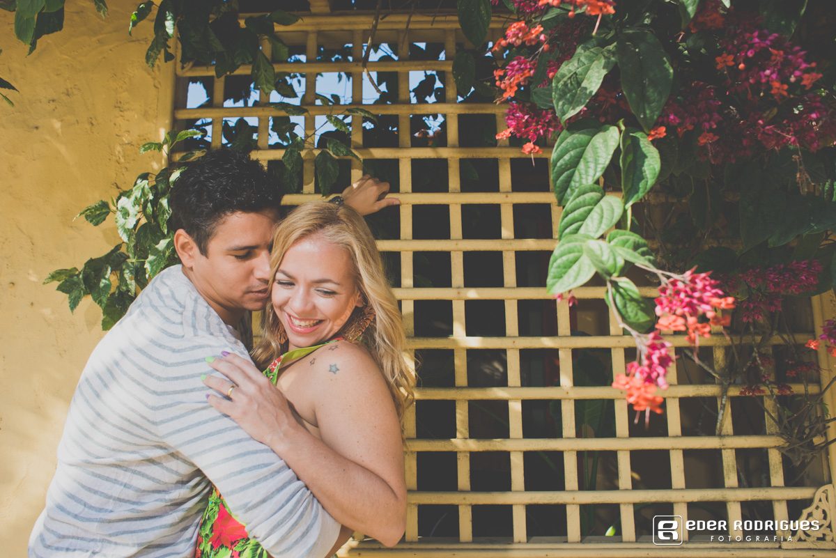 noivo abraçando a noiva que está sorrindo