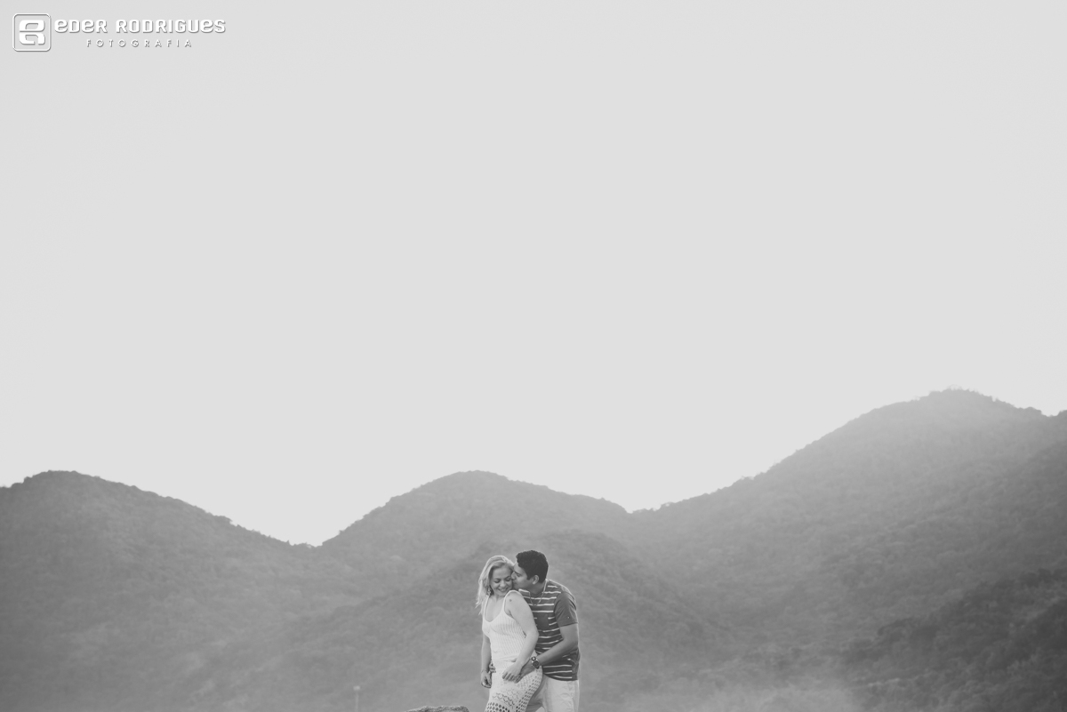 casal abraçado e noivo beijando no rosto