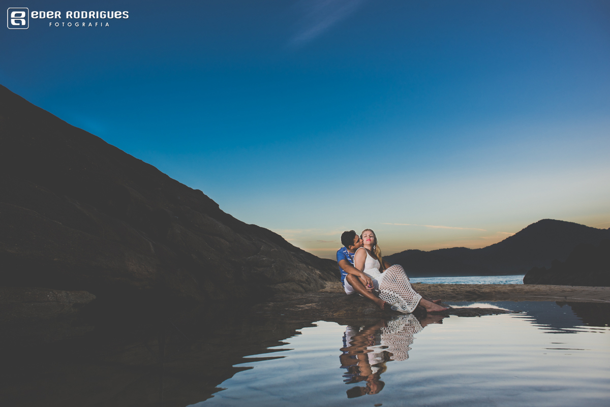 reflexo dos noivos na água 