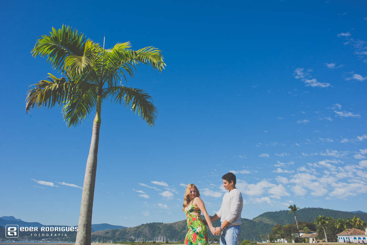 casal de mão dadas na praia de paraty