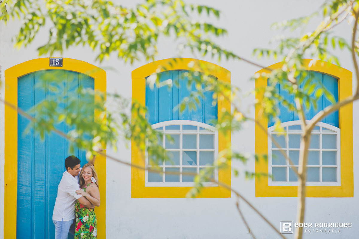  casal se abraçando na porta azul em paraty