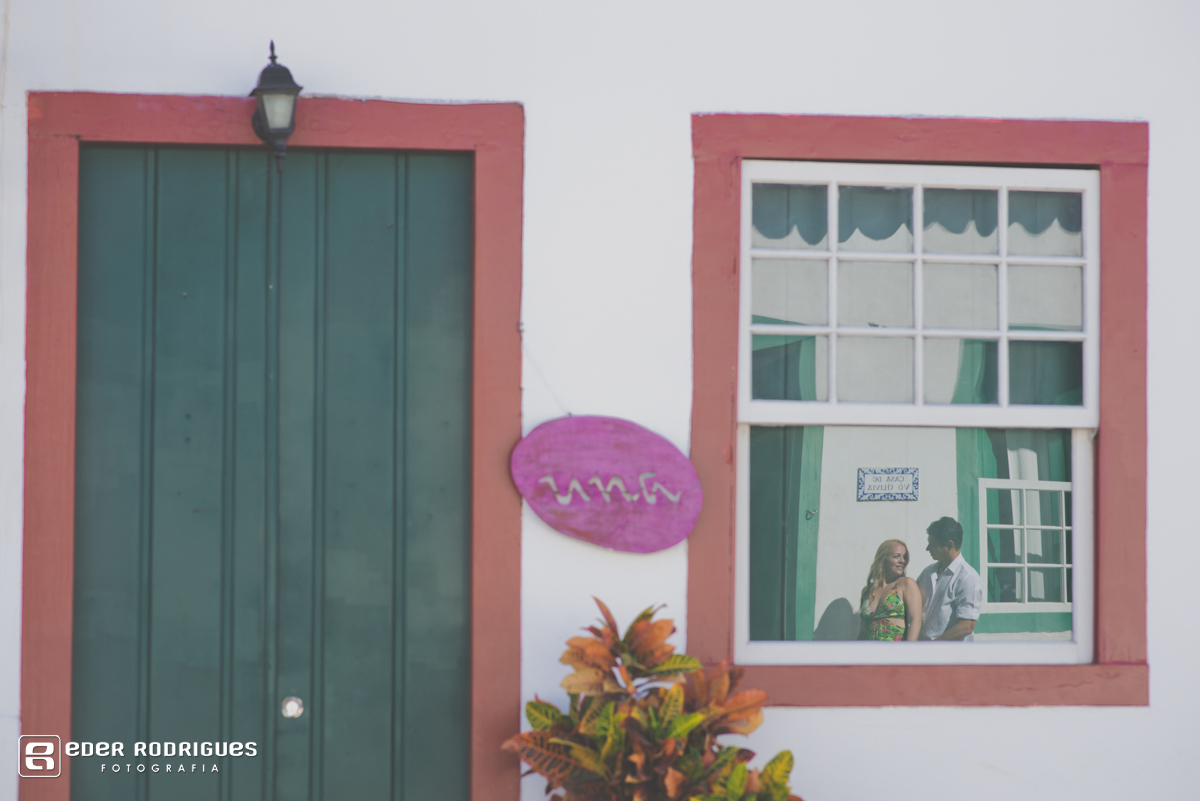 reflexo dos noivos na janela em paraty-RJ