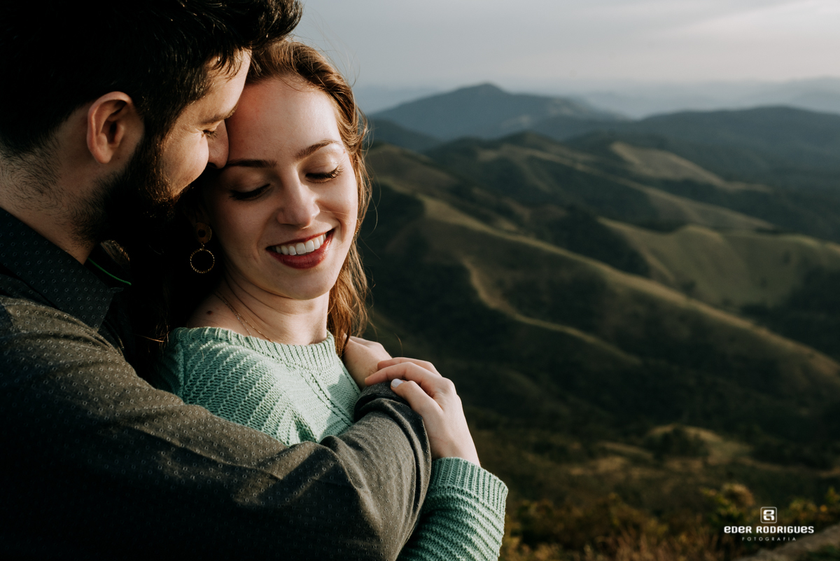 Felicidade entre os noivos no ensaio pre casamento
