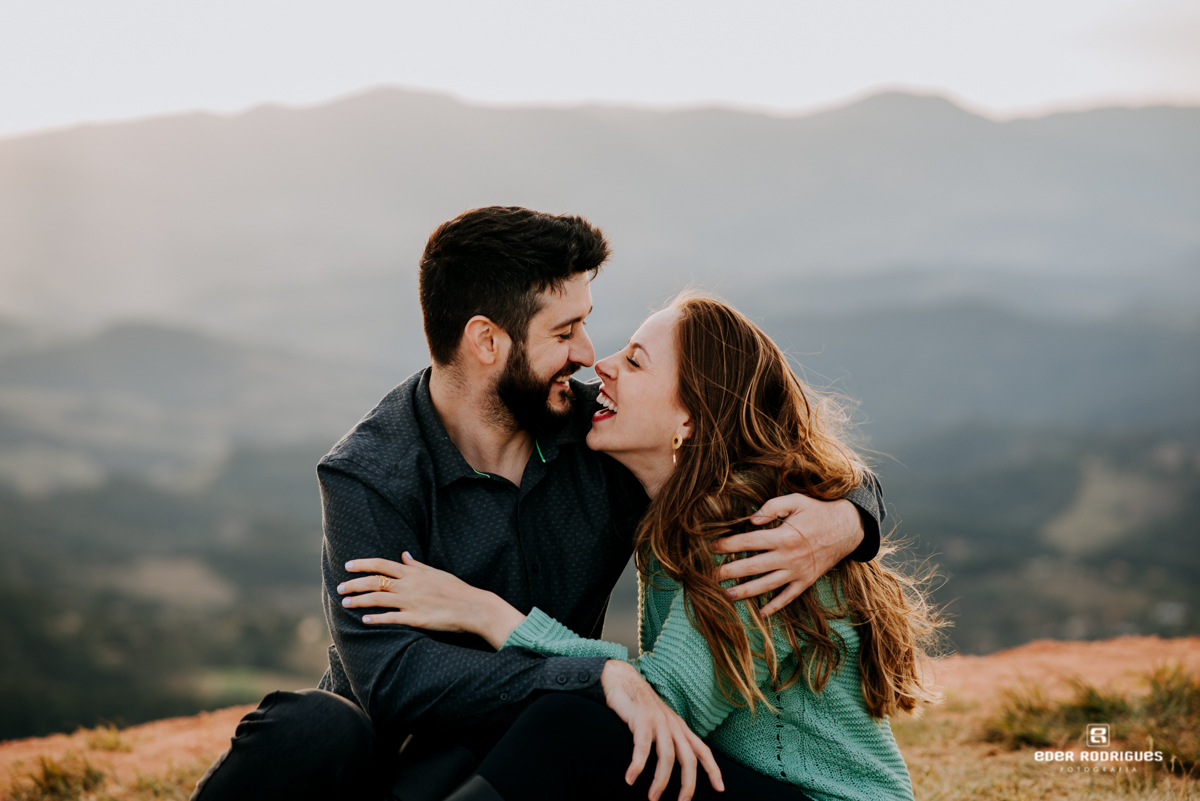 casal apaixonado sorrindo no pico agudo