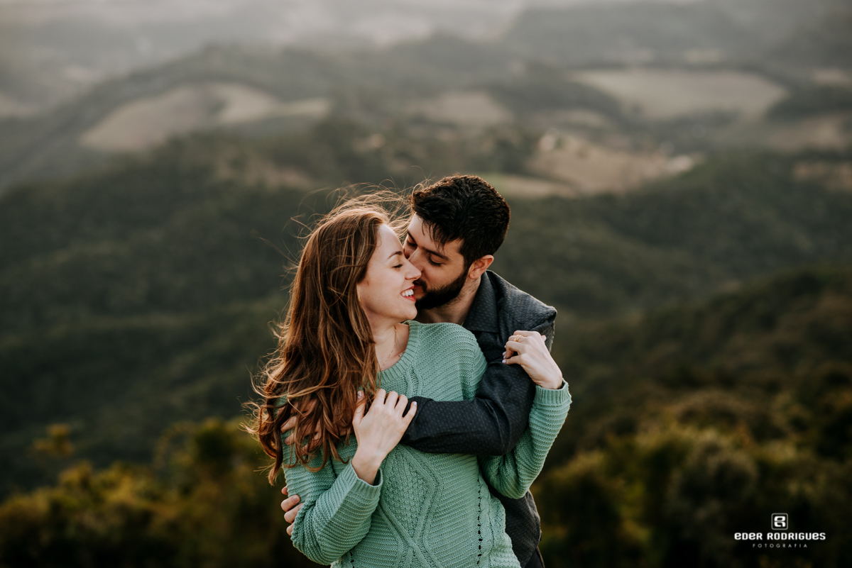 noivo beijando a noiva no pico agudo