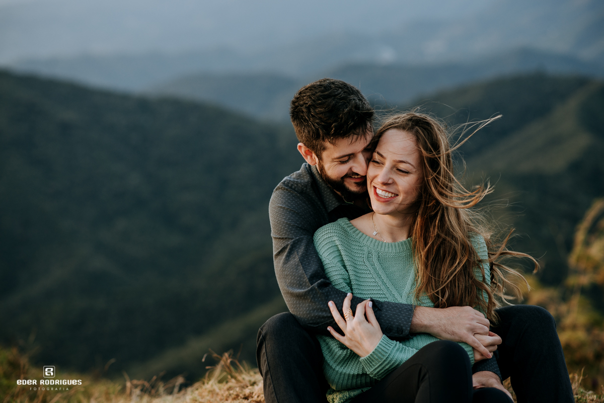 casal abraçado no ensaio pre wedding no pico agudo