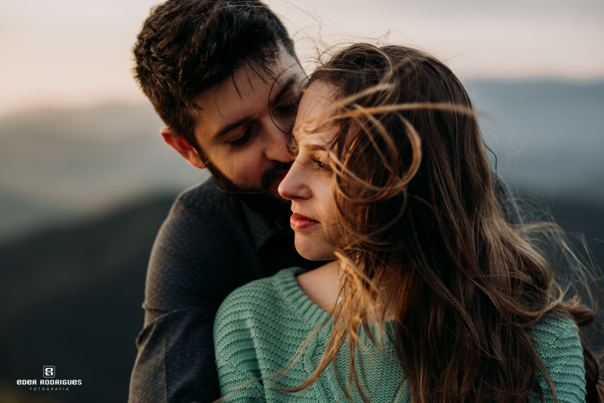 noivos no ensaio pre wedding no pico agudo