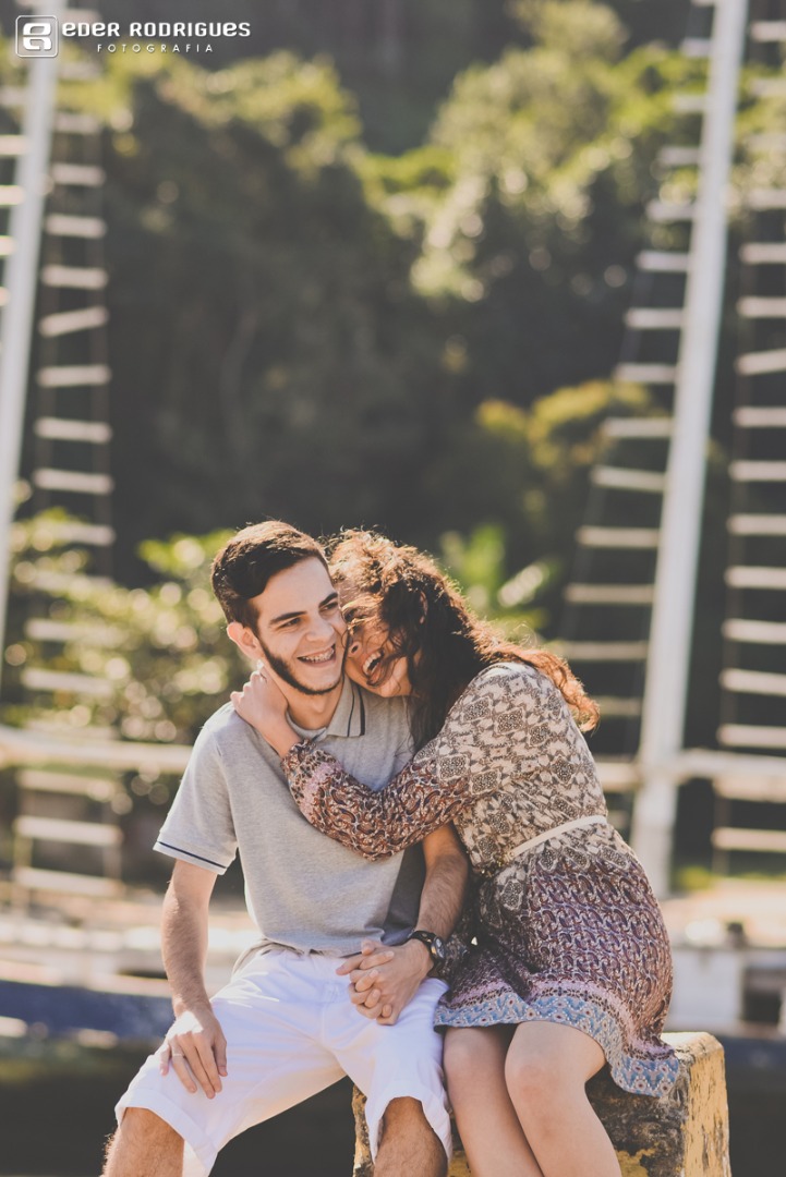 noiva sorrindo abraçada com o noivo