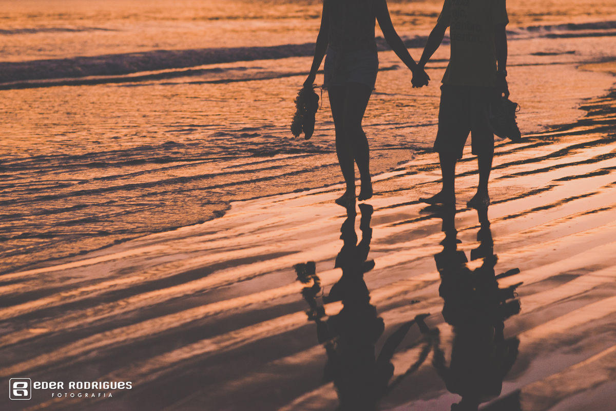 noivos caminhando no pôr do sol