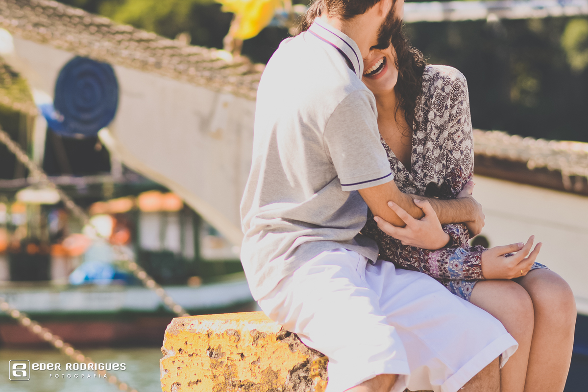 noivos sentados se abraçando