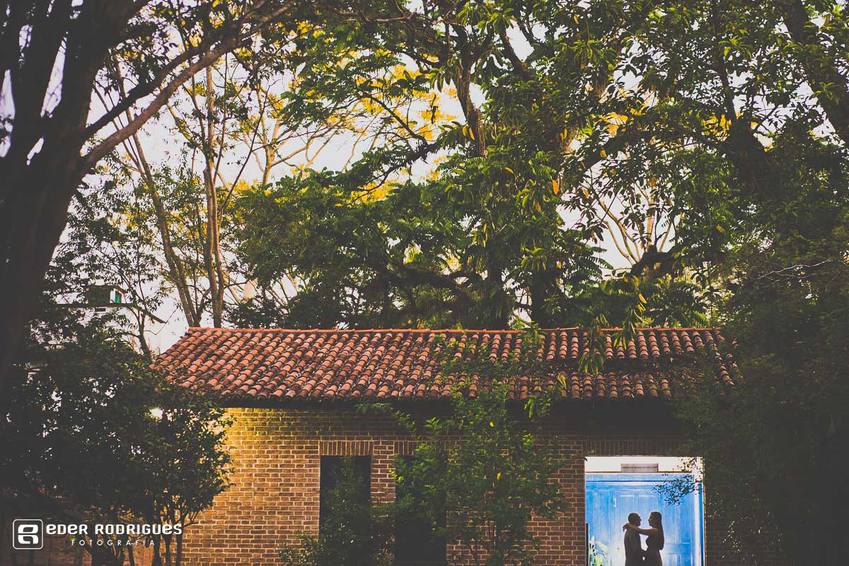 noivos no casarão do parque da cidade sjc