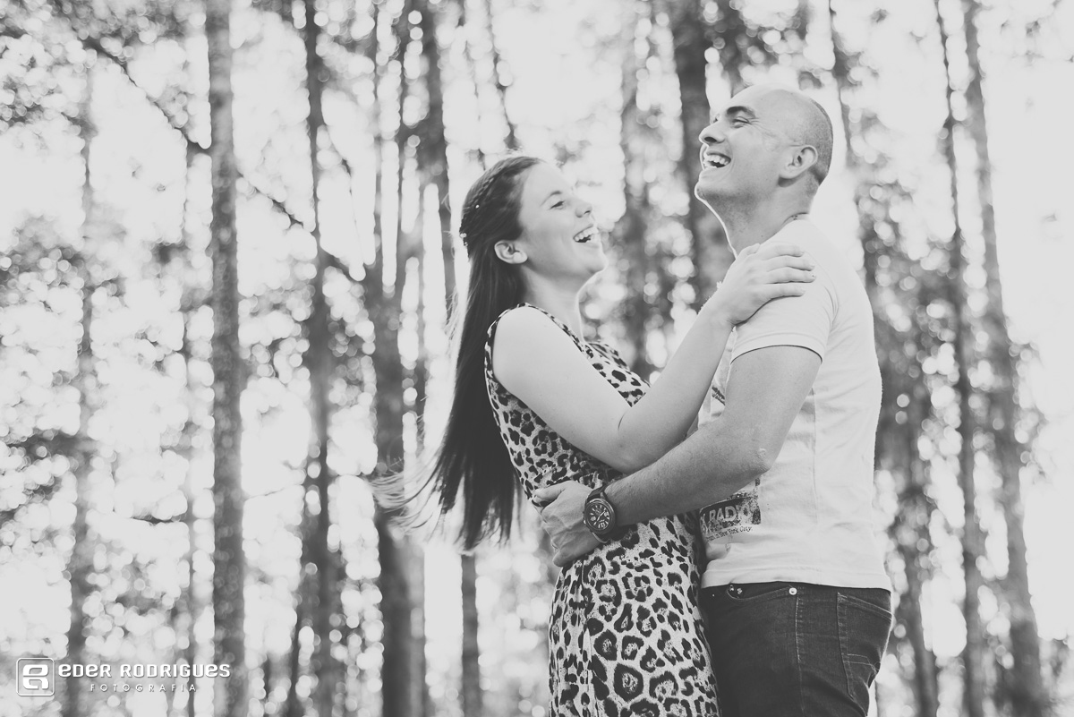 casal feliz no ensaio fotográfico