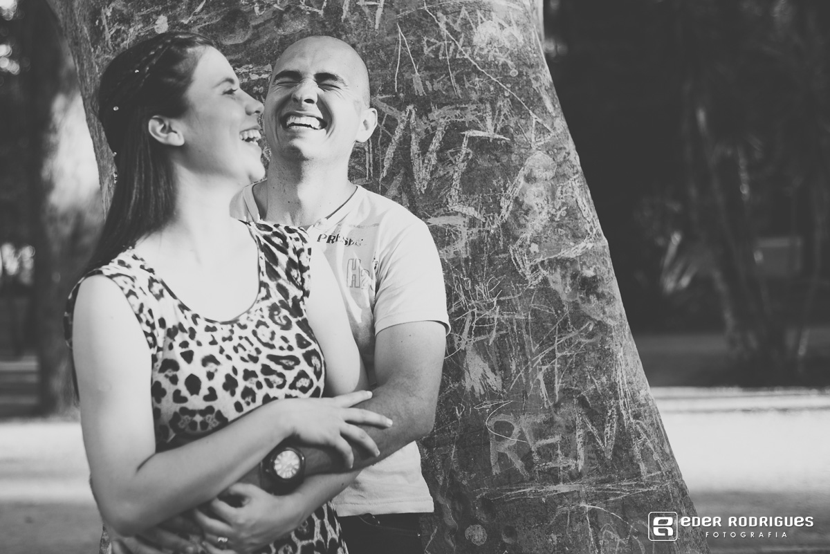 noivos sorrindo no no parque da cidade sjc
