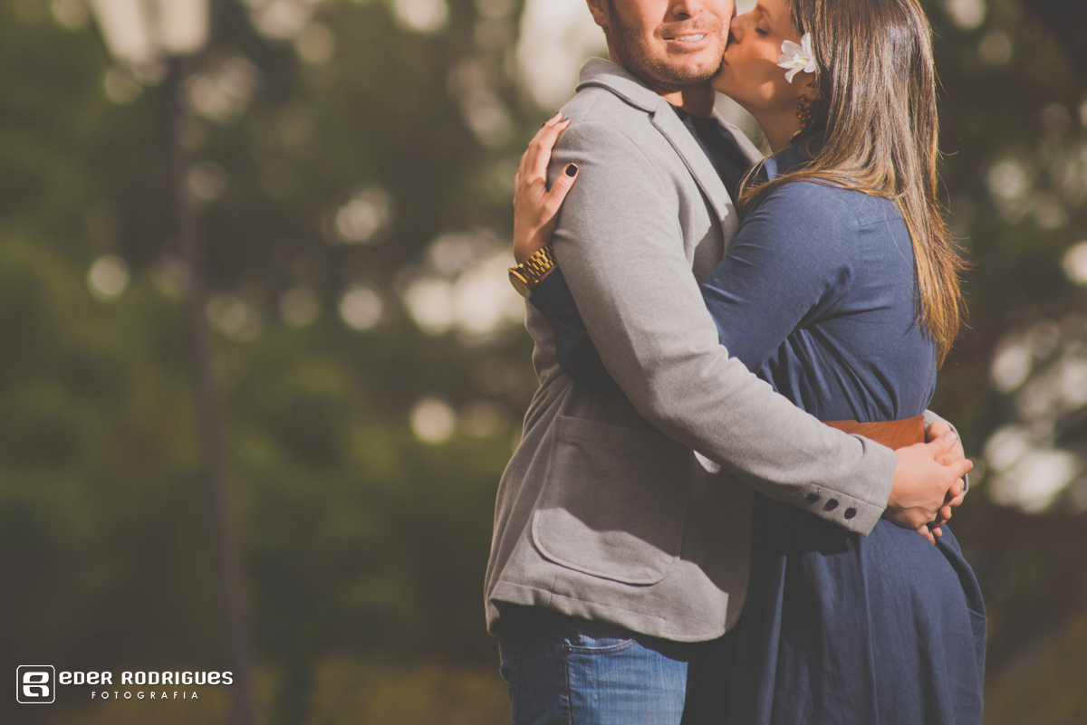 noiva beijando no rosto