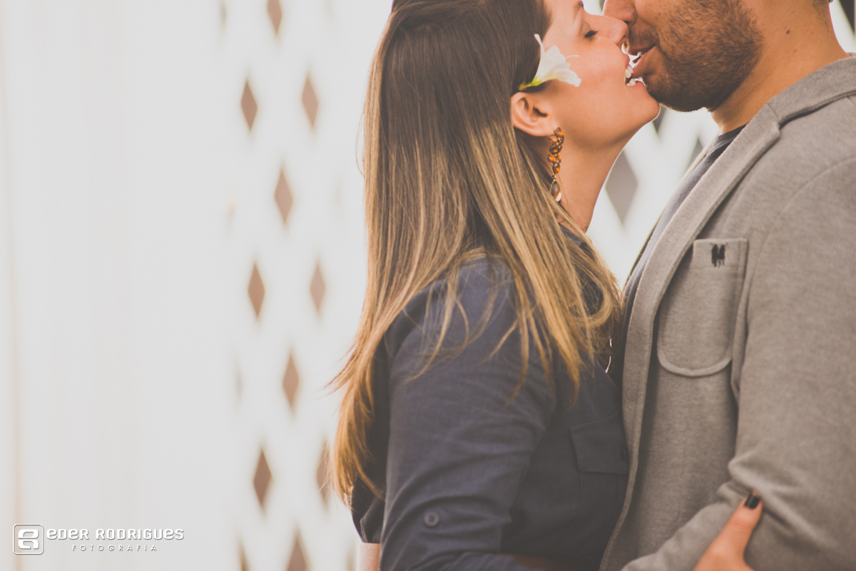 casal de noivos se beijando em campos do jordão