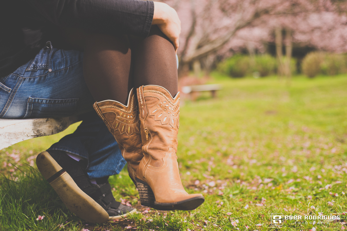 noiva mostrando sua bota em campos