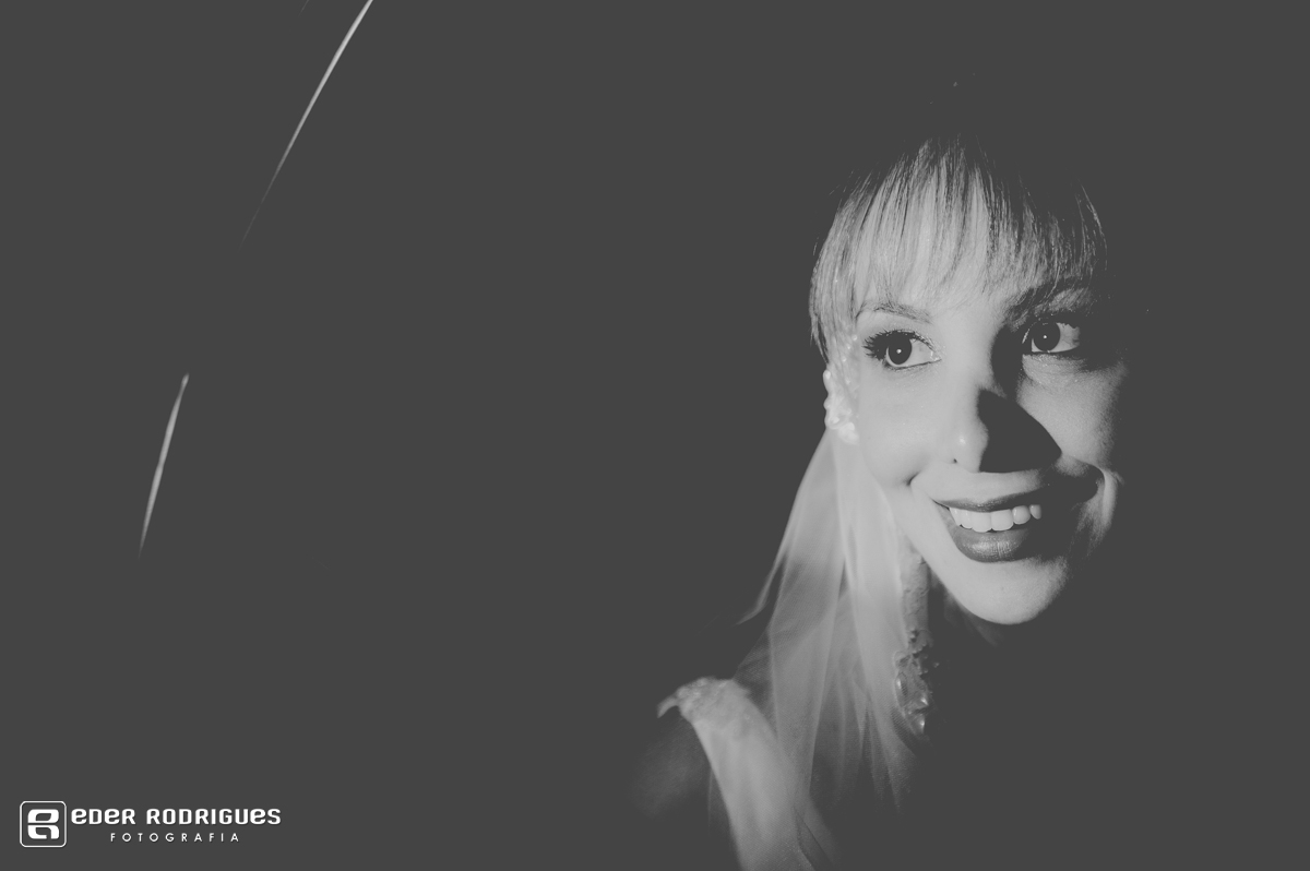 noiva no carro sorrindo