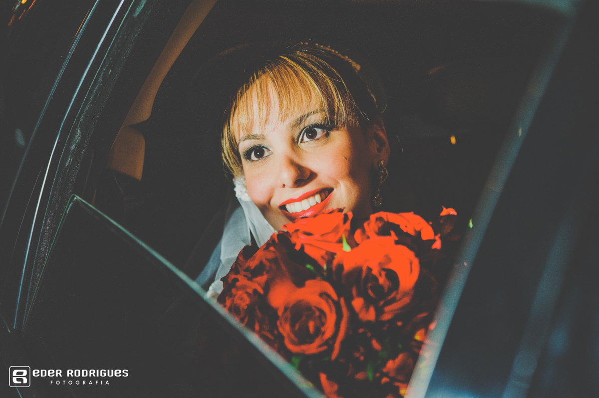 noiva no carro com o buque