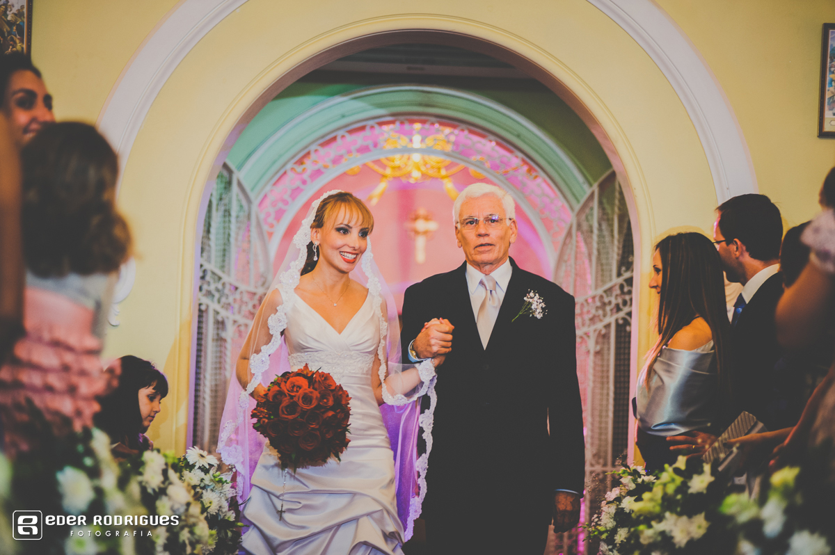 noiva entrando na igreja com o pai