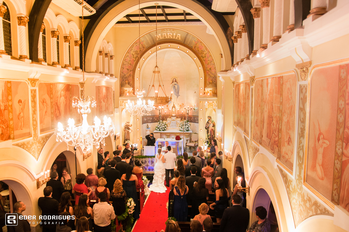 imagem interna da Capela Nossa Senhora do Brasil, na Tijuca