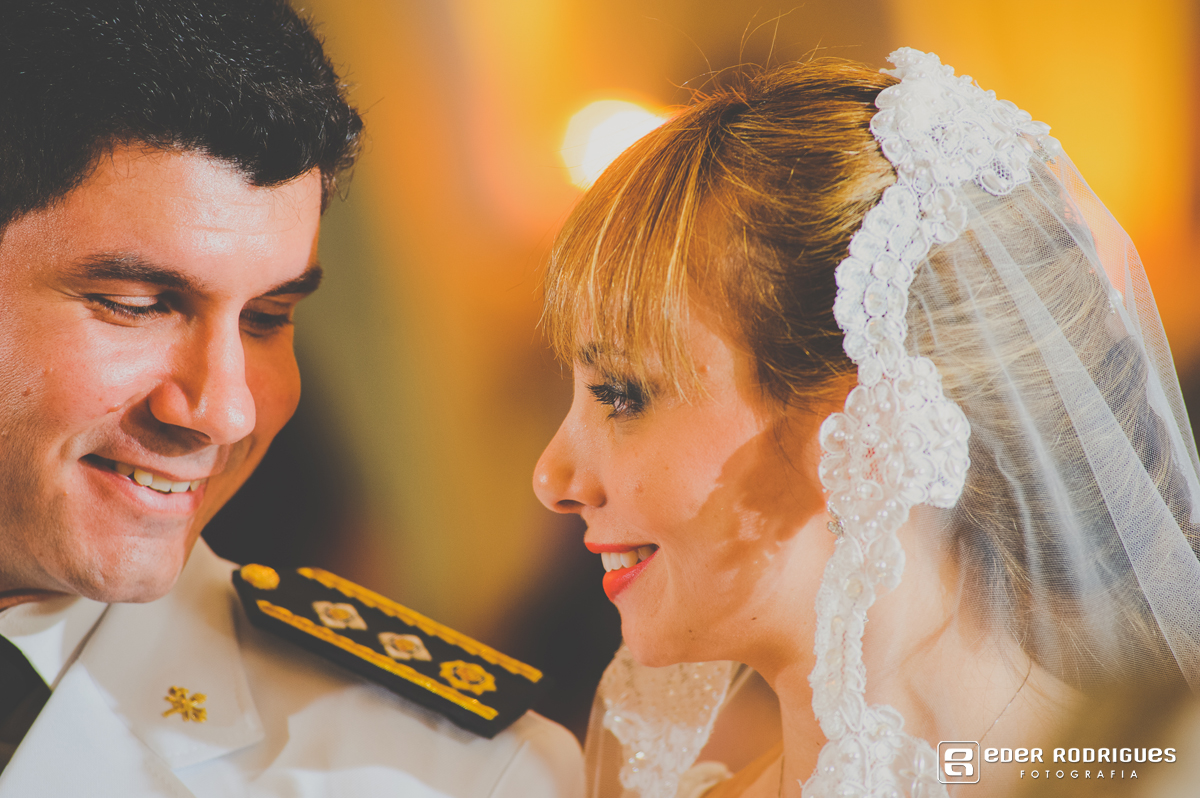 noiva sorrindo para o noivo