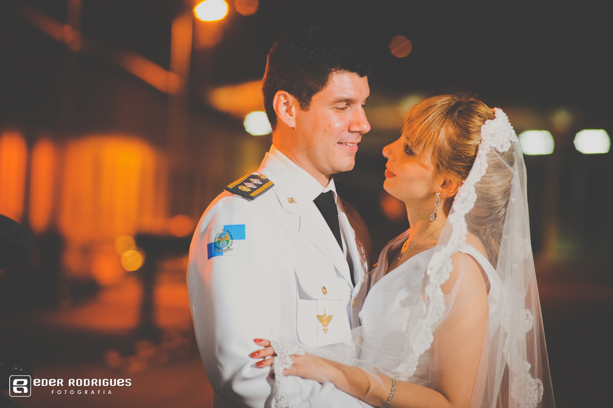 casal de noivos se olhando no Museu Conde de Linhares