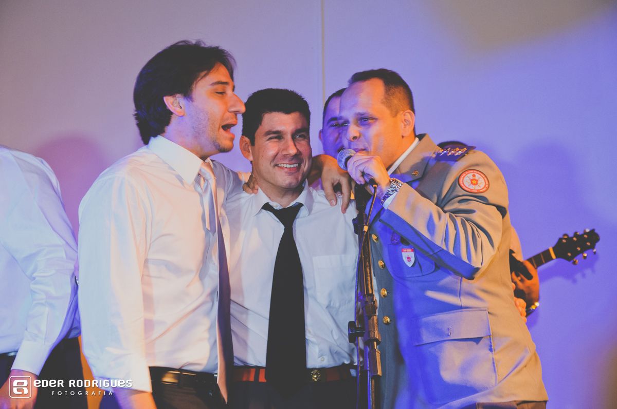 noivos e padrinhos dançando na festa