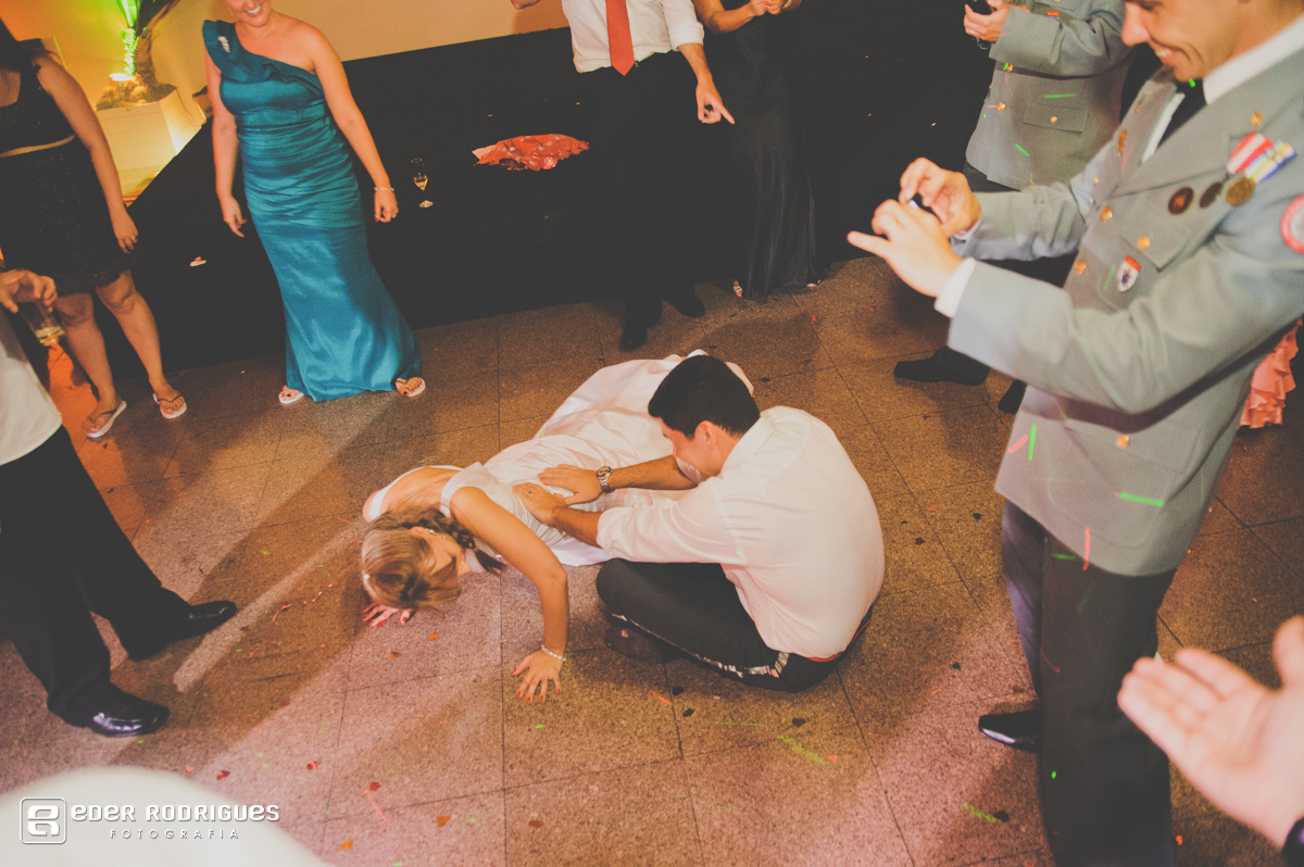 noiva descendo até o chão na festa