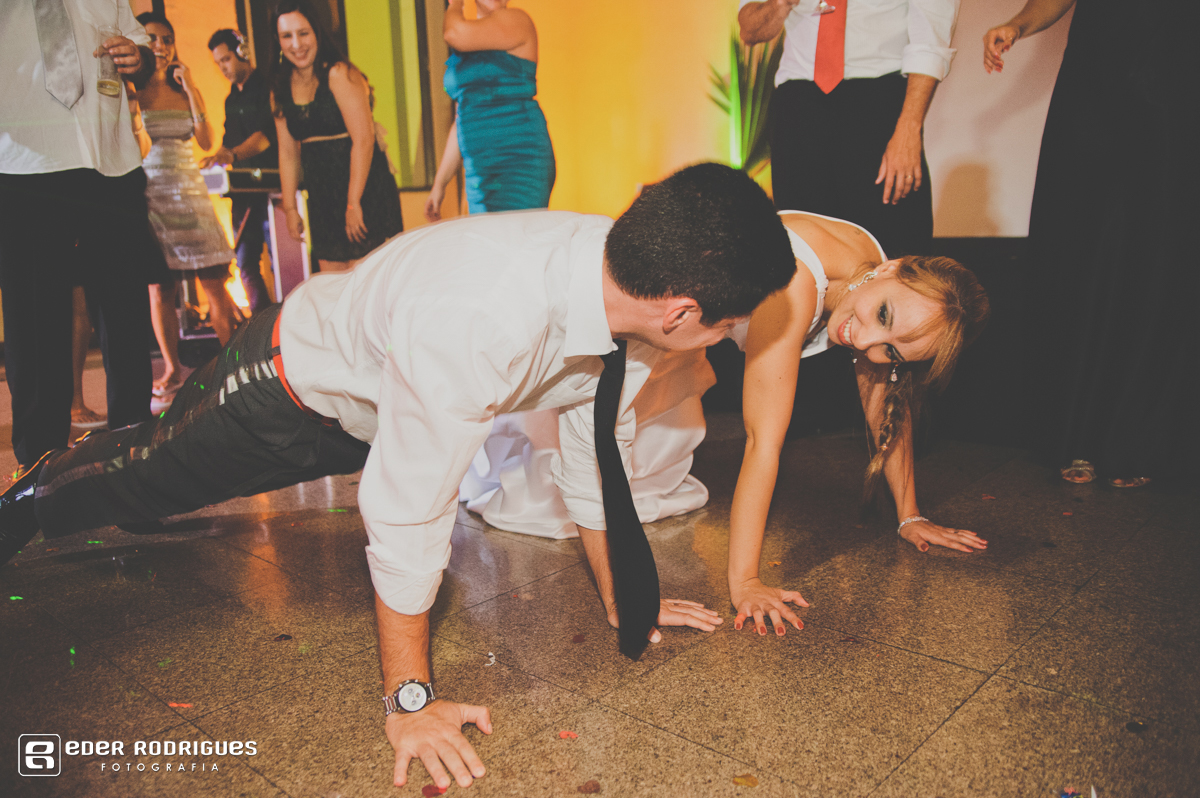 noivos descendo até o chão na festa