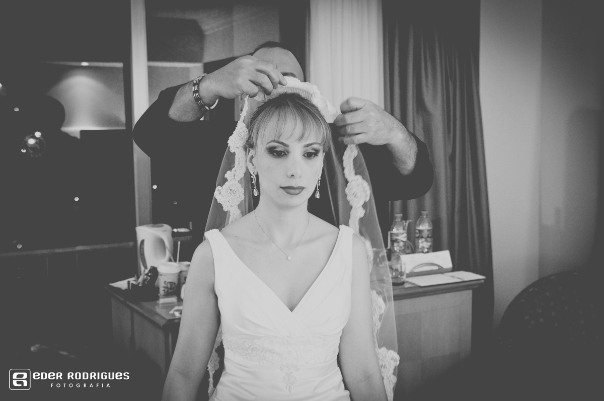 cabelereiro colocando vel na noiva