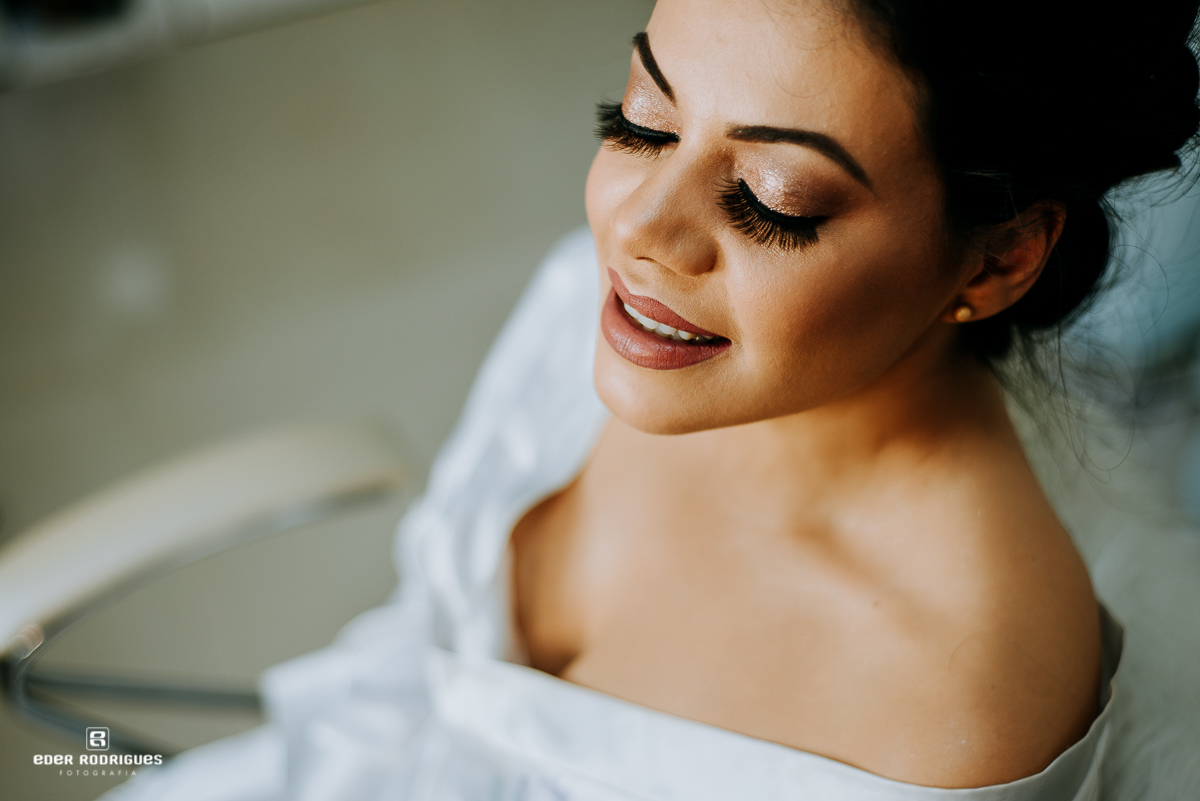 noiva sorrindo no salão Maquiagens de luxo Kamila