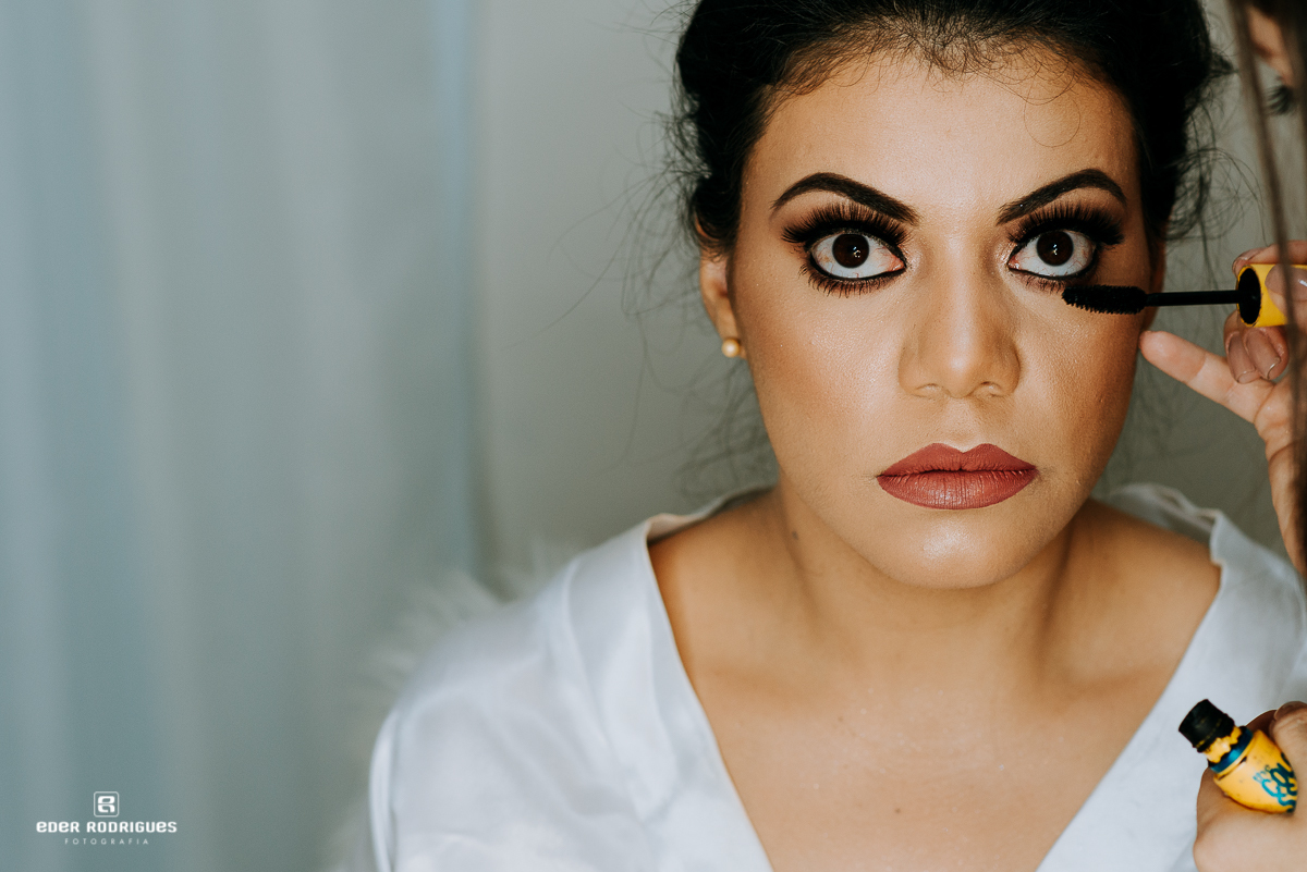 kamila maquiando noiva no salão maquiagens de luxo
