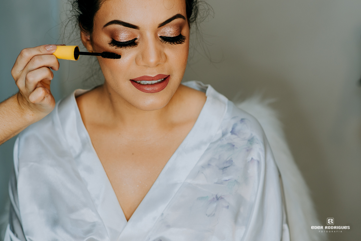 noiva no making passando rimel