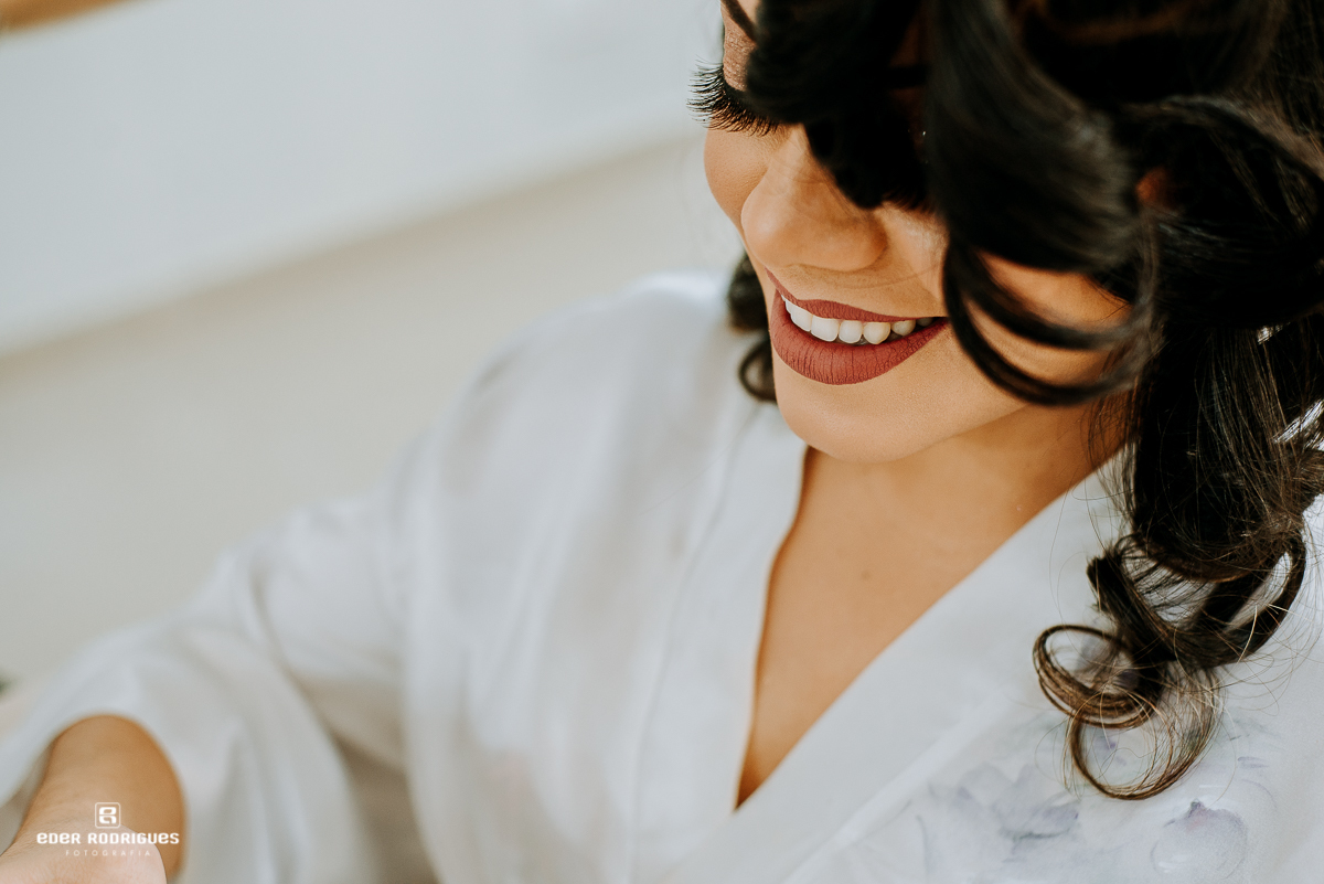 noiva sorrindo no making of