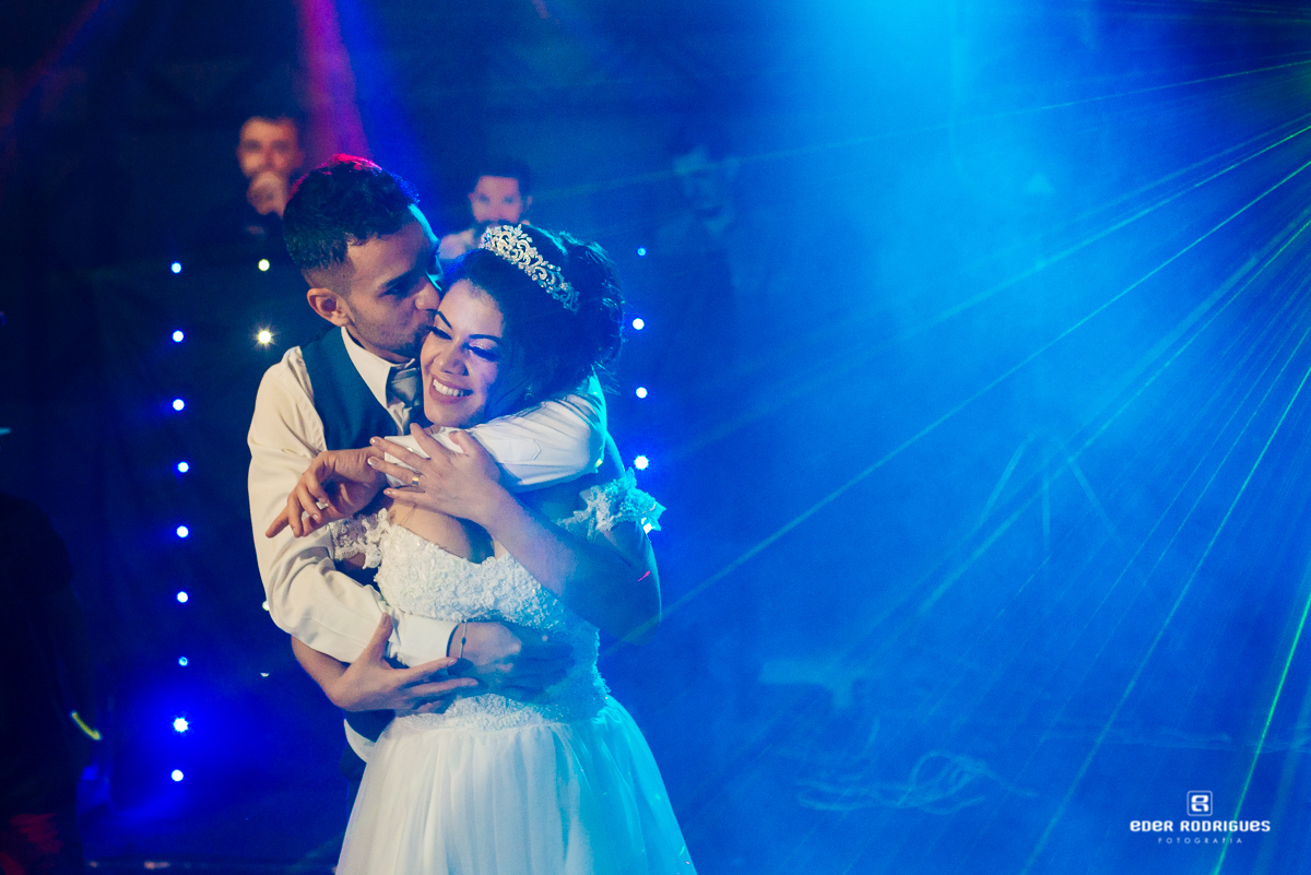 noivos abraçado na festa do tangaroa