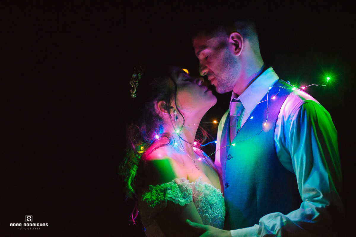 noivos juntinhos na festa do sitio tangara