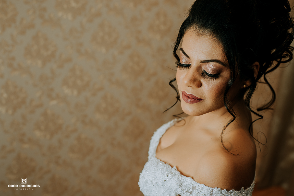 Linda noiva no salão Maquiagens de luxo Kamila