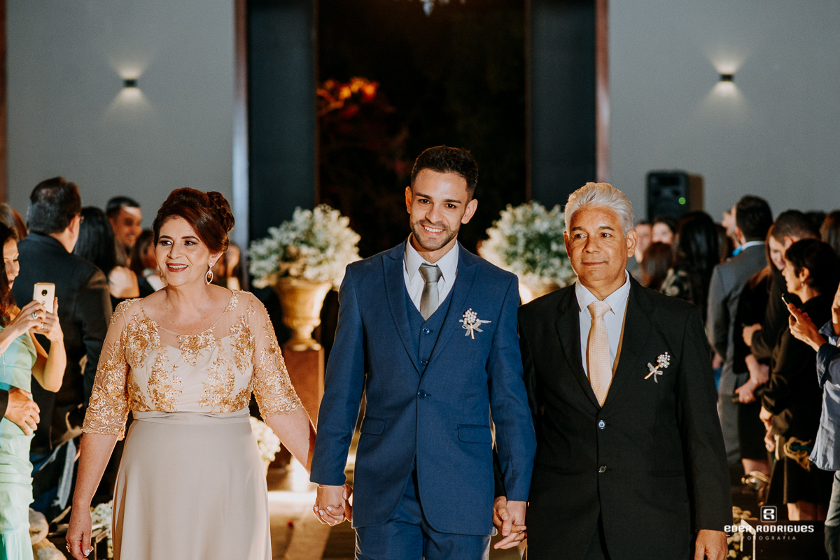 entrada do noivo com os pais