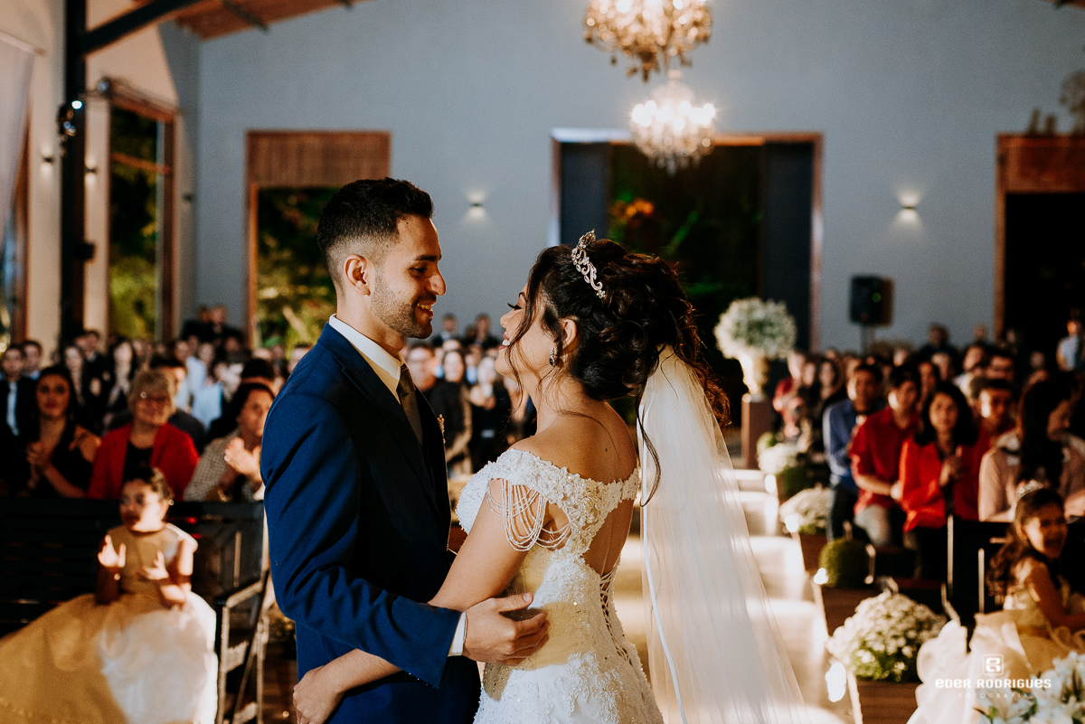 noivos felizes no casamento do tangaroa sitio