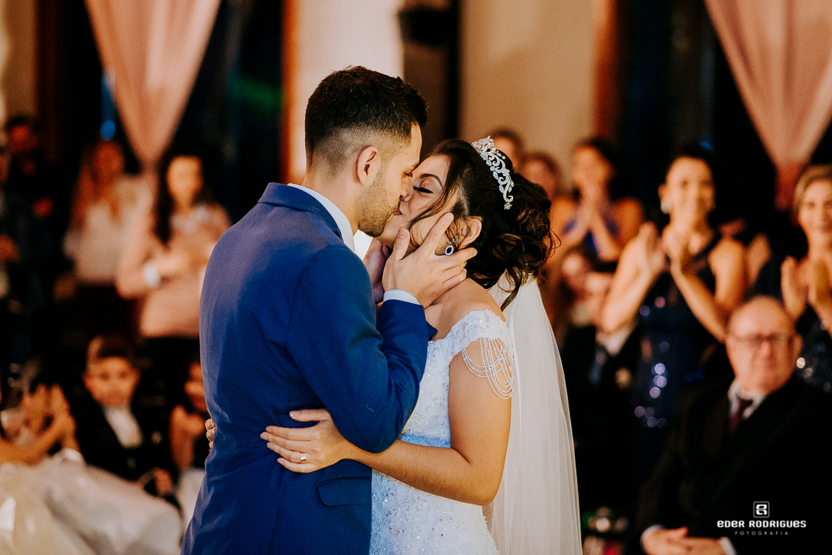 noivos se beijando na capela do tangaroa