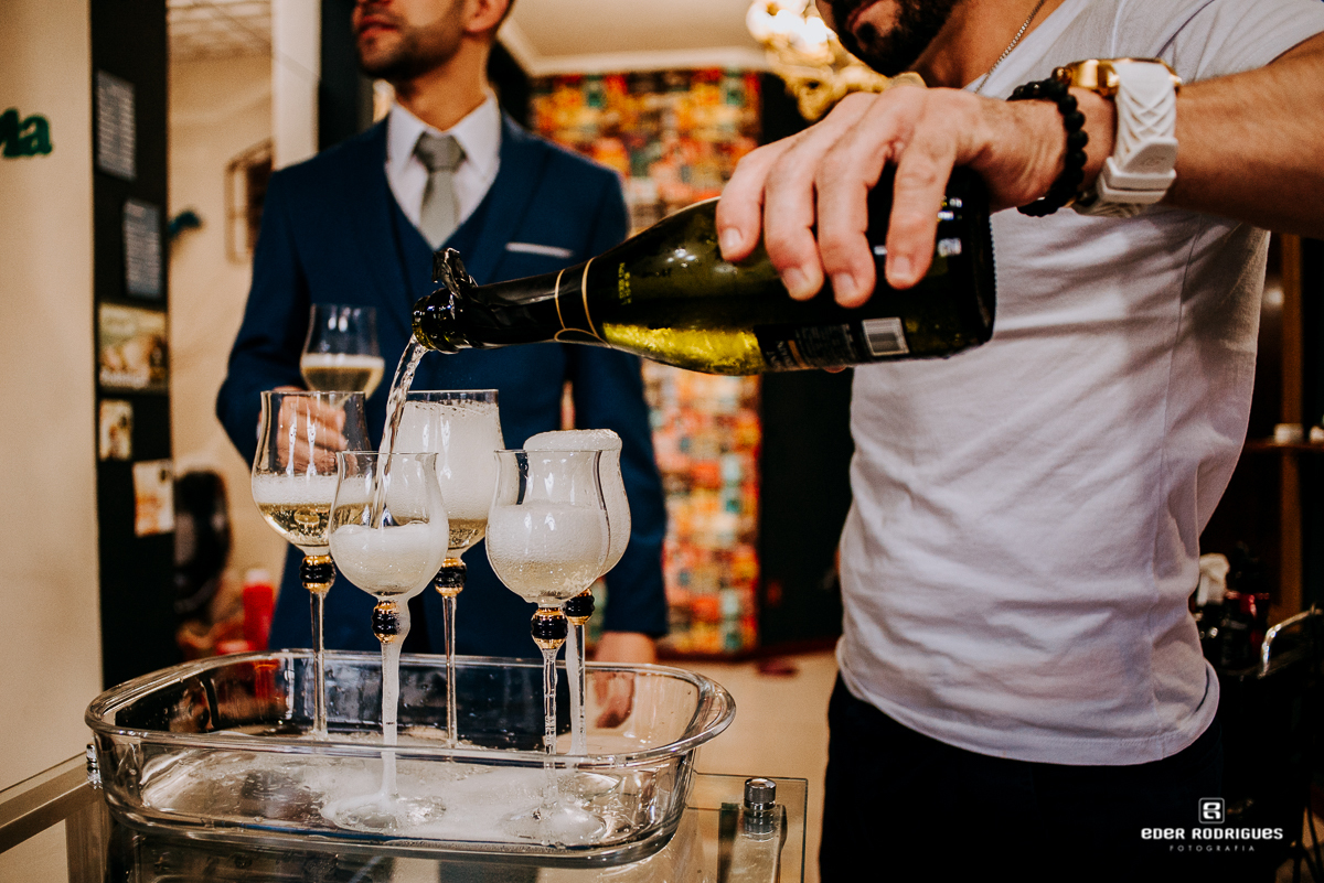noivo brindando