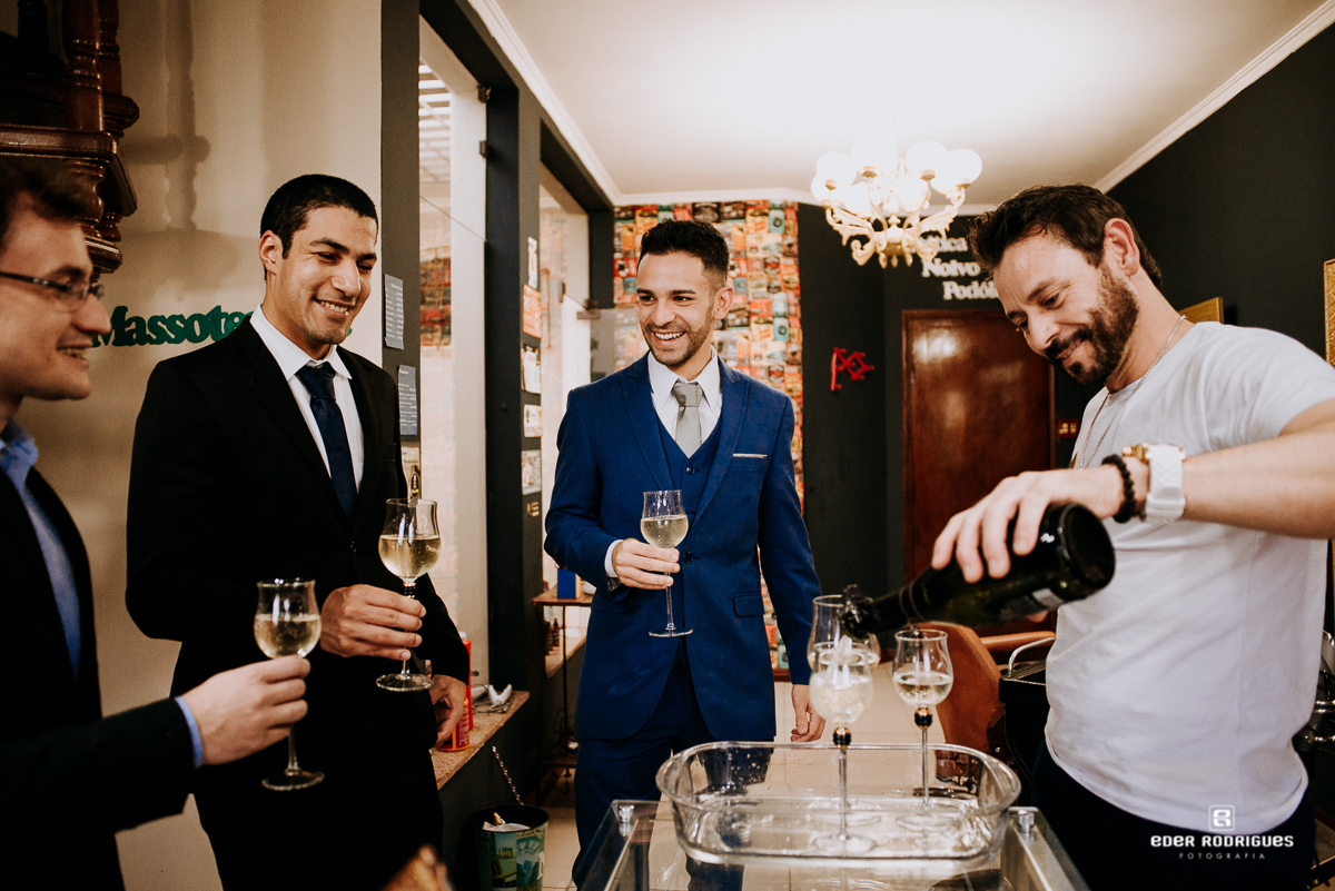noivo brindando com os padrinhos