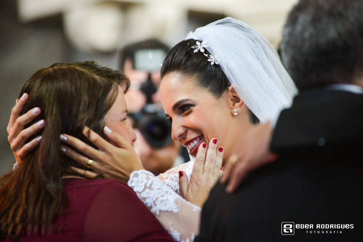 noiva fazendo carinho na mãe