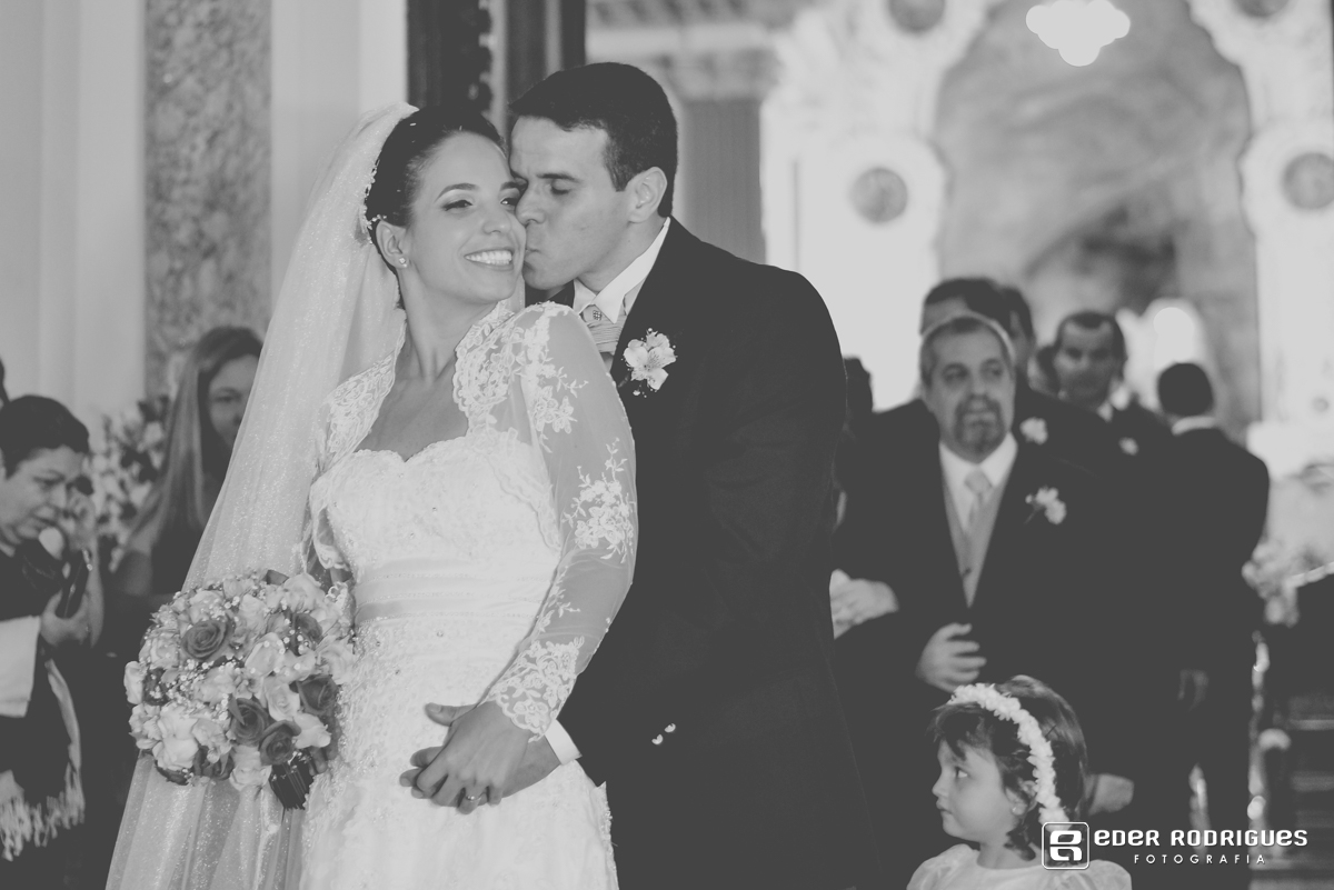 noivo beijando a noiva no rosto