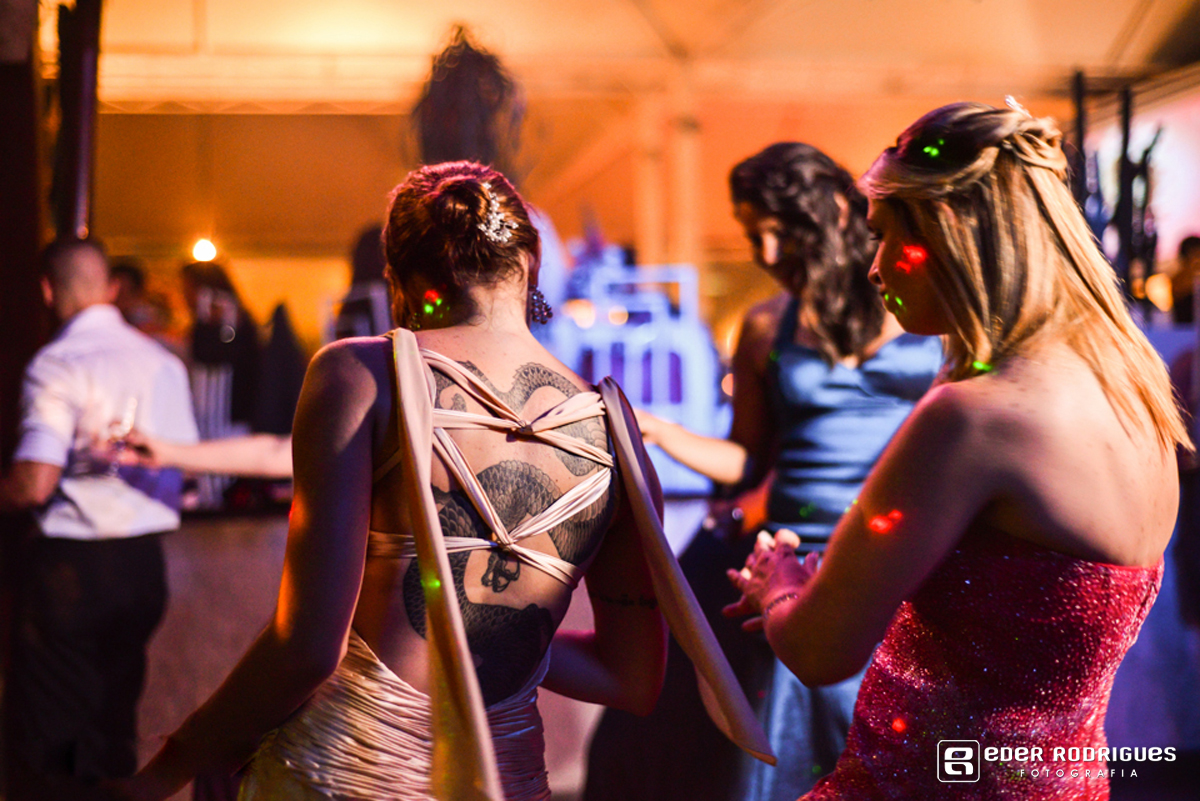 noiva com os convidados na festa